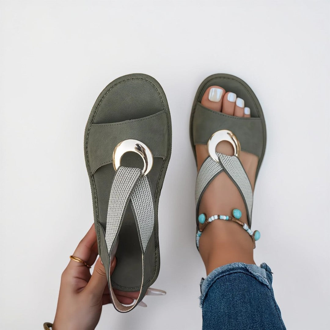 Torhild - Flate sandaler med metallspenne
