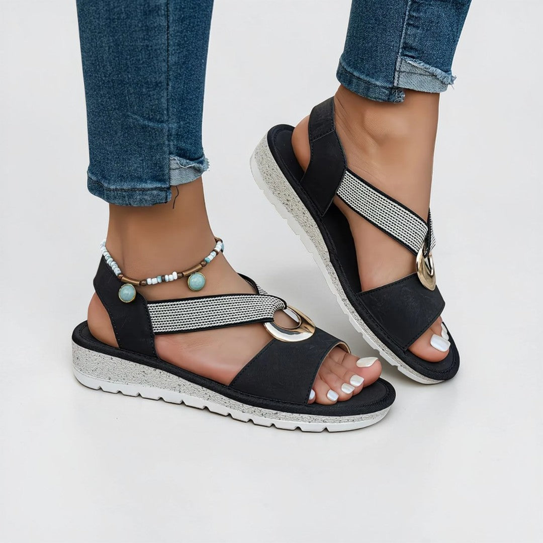 Torhild - Flate sandaler med metallspenne