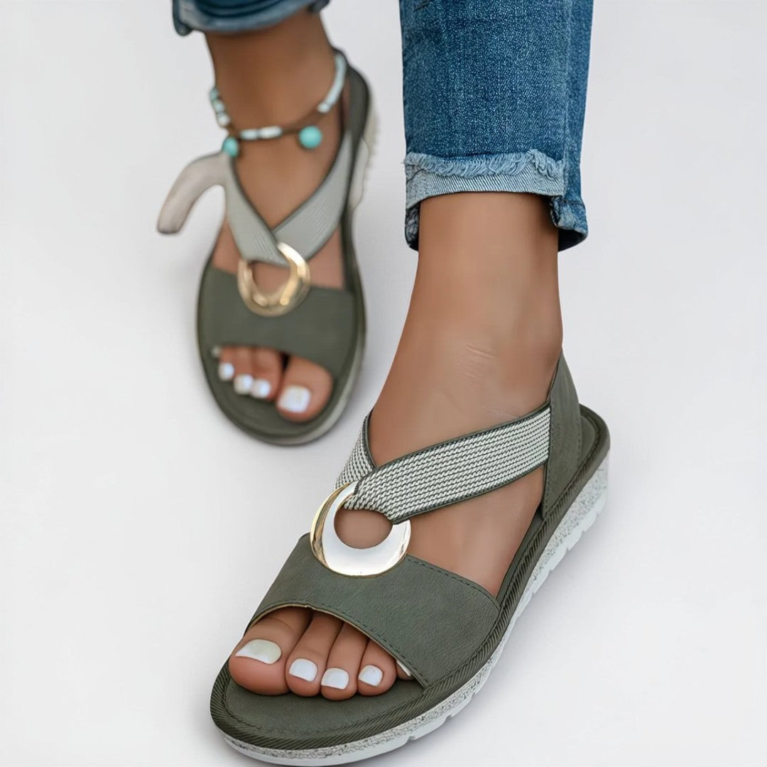 Torhild - Flate sandaler med metallspenne