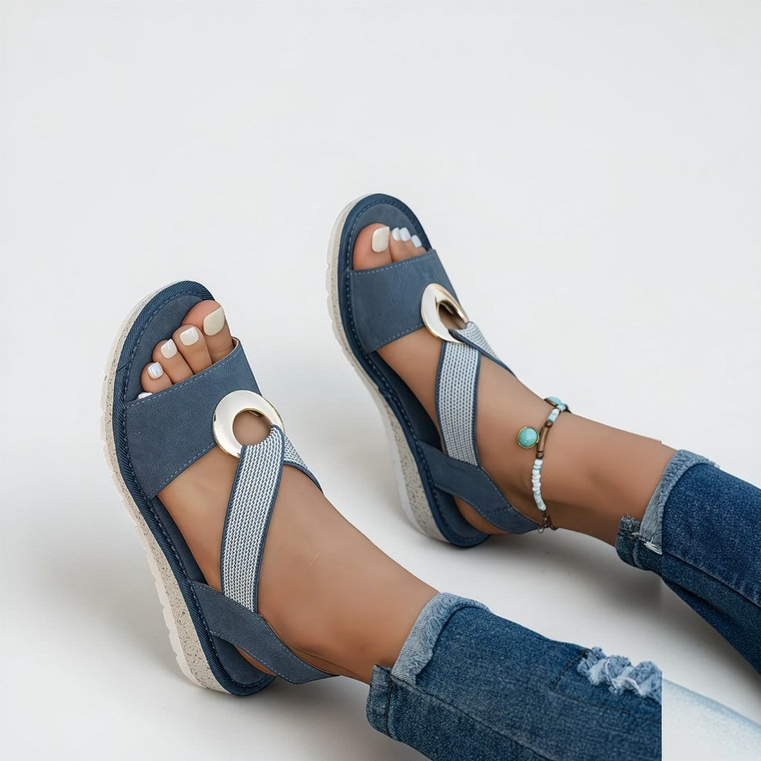 Torhild - Flate sandaler med metallspenne