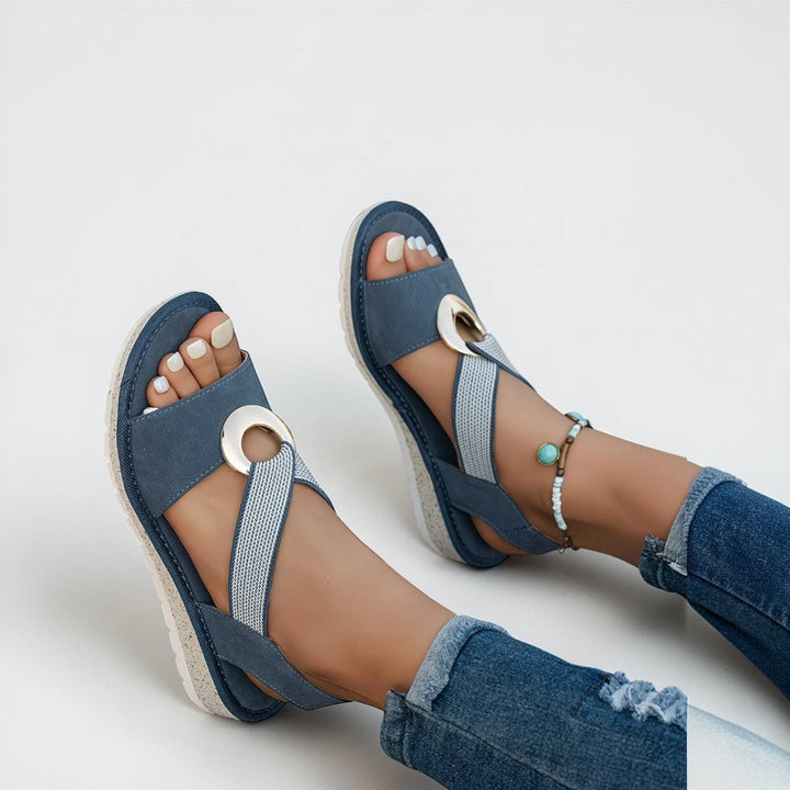 Torhild - Flate sandaler med metallspenne