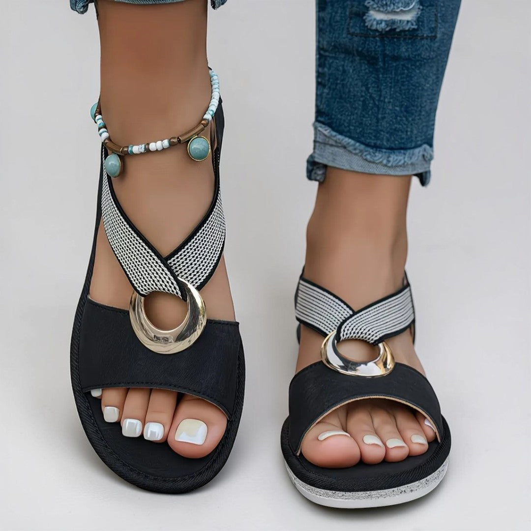 Torhild - Flate sandaler med metallspenne
