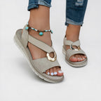 Torhild - Flate sandaler med metallspenne