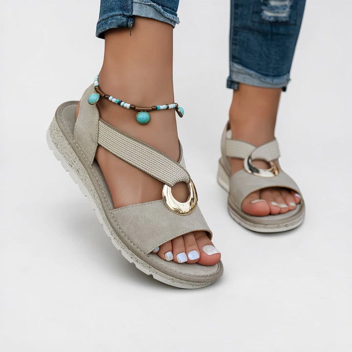 Torhild - Flate sandaler med metallspenne