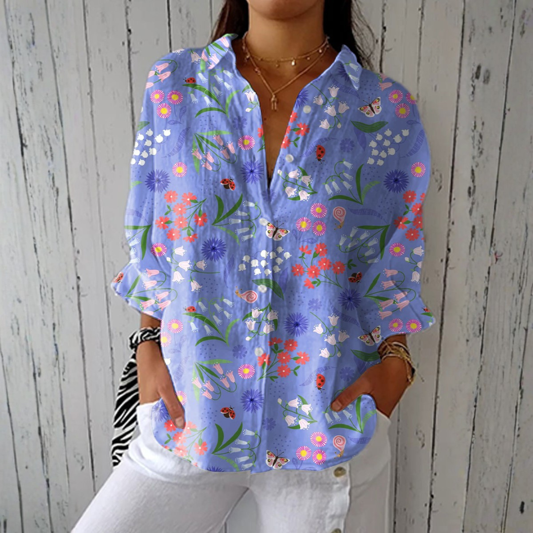 Astrid - Lys blå lett bluse med hageblomster