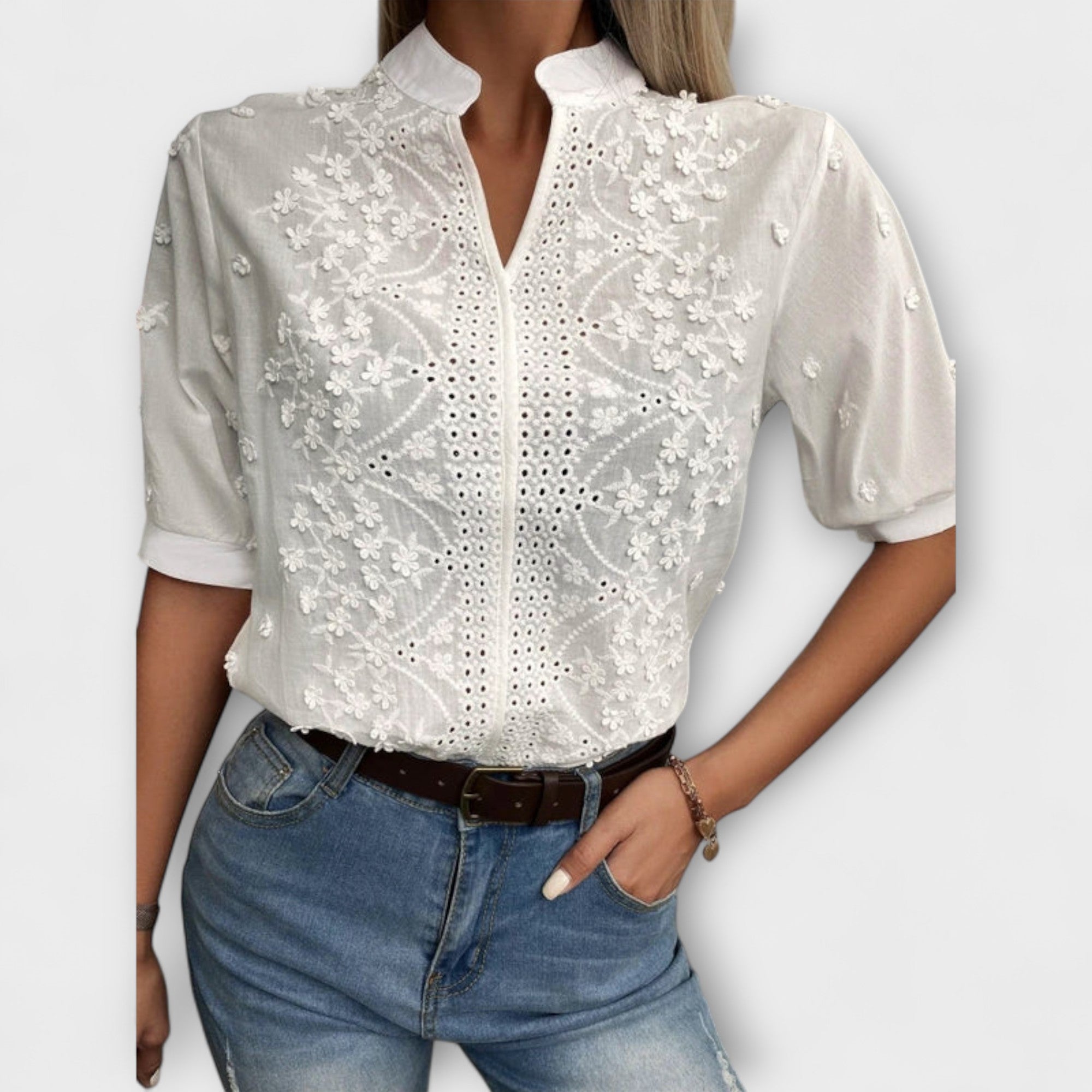 Julie - Hvit bluse med broderi