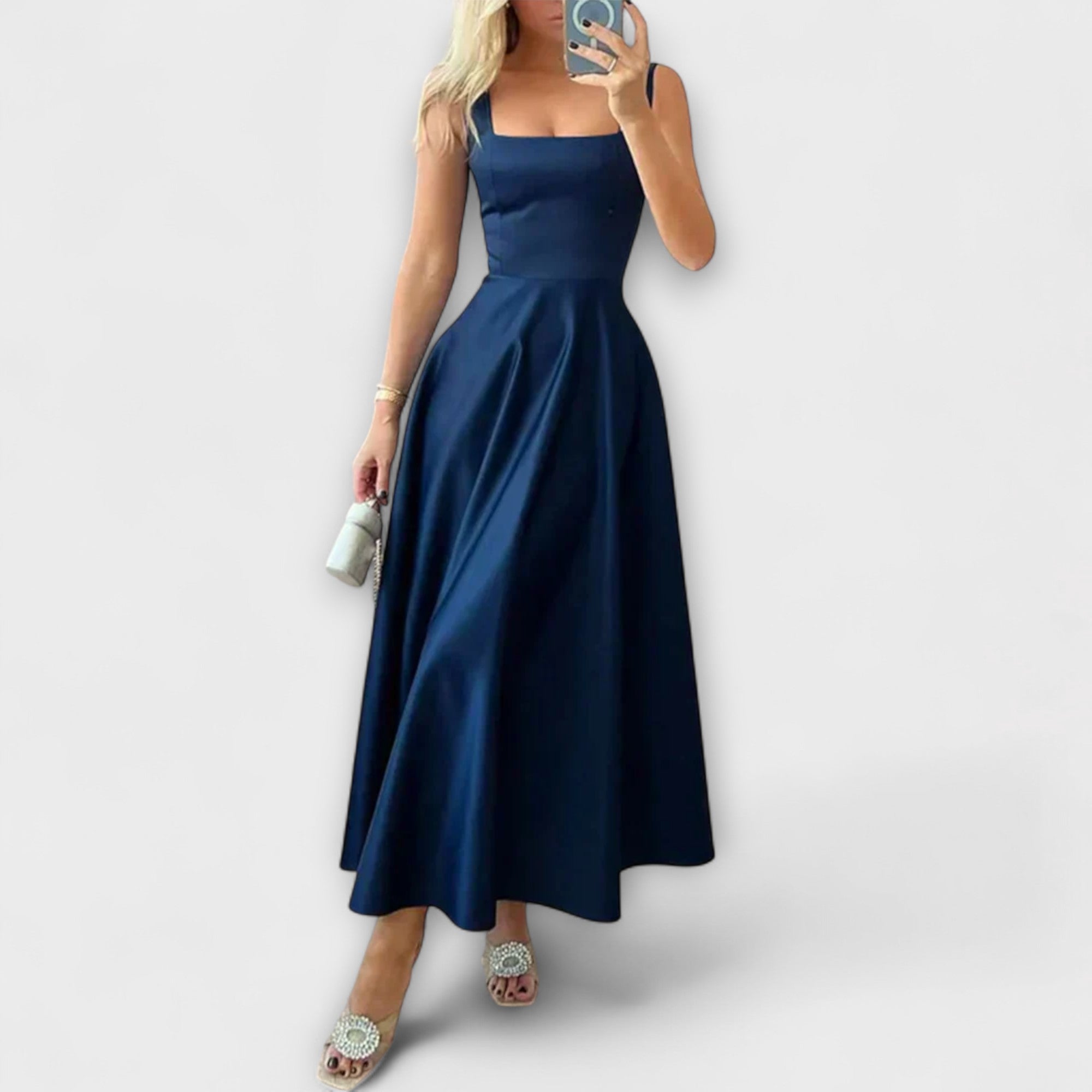 Torunn - Elegant svart knelang kjole