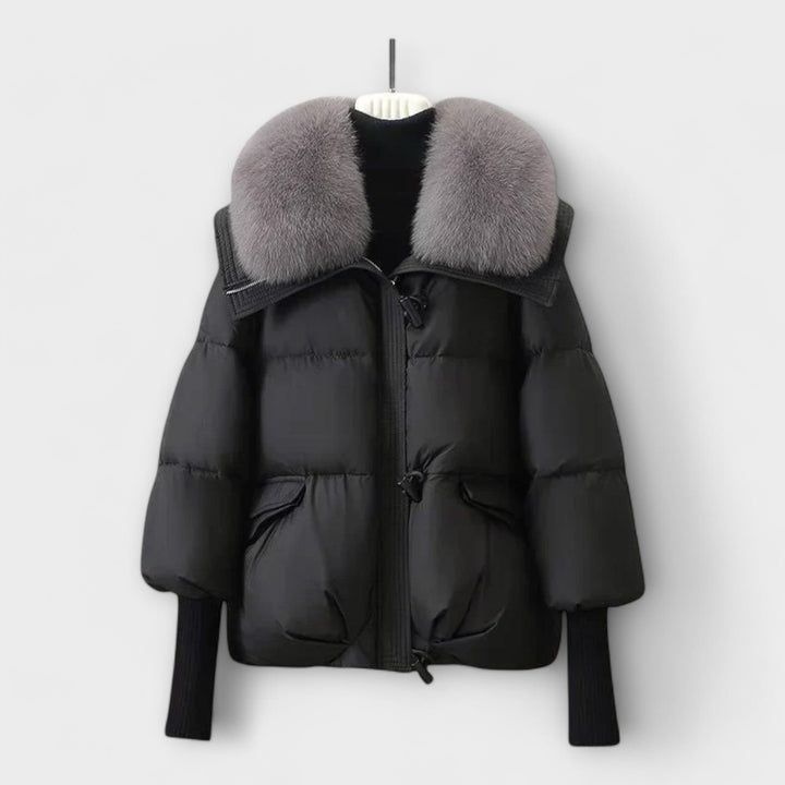 Wenche – Elegant svart jakke med pelskant