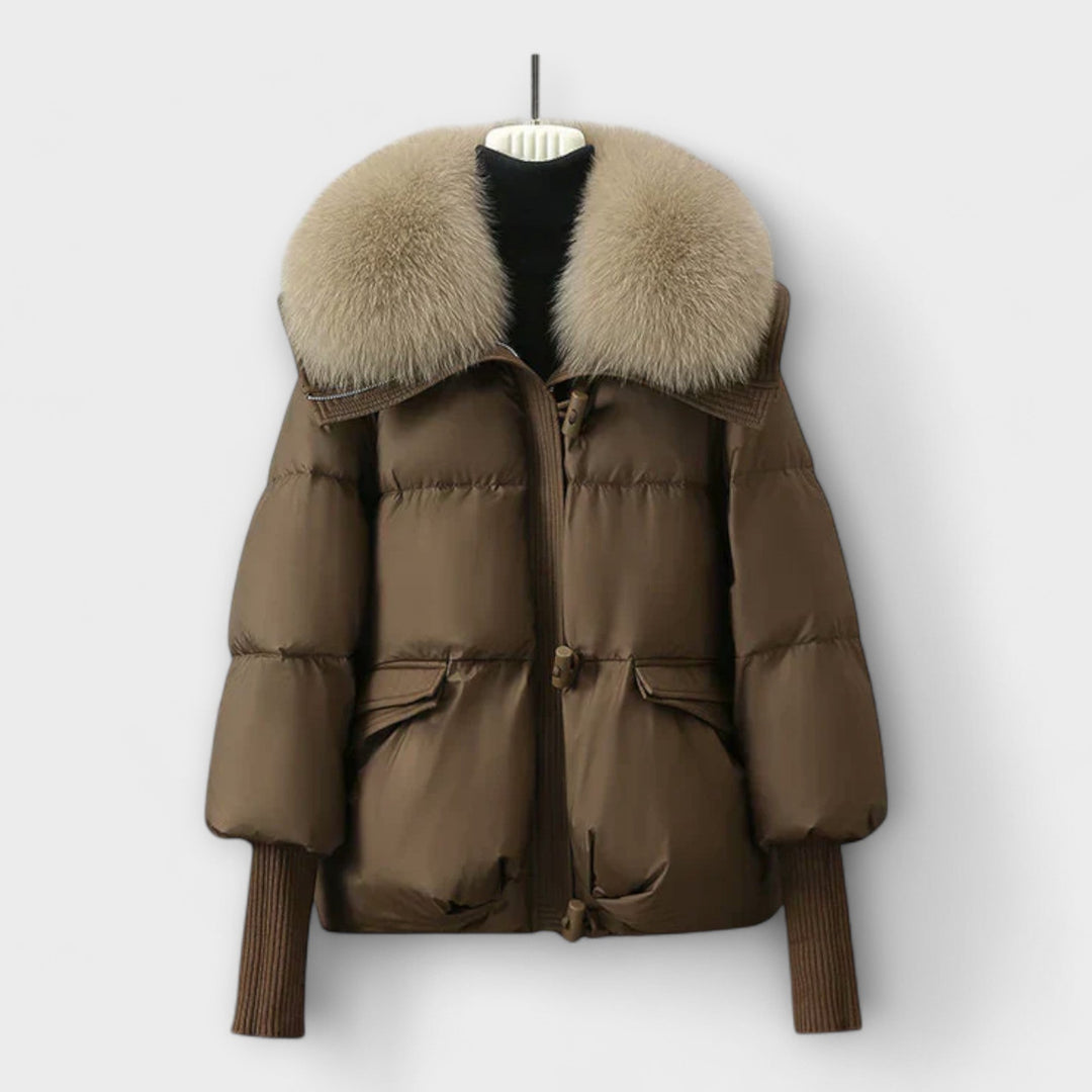 Wenche – Elegant svart jakke med pelskant