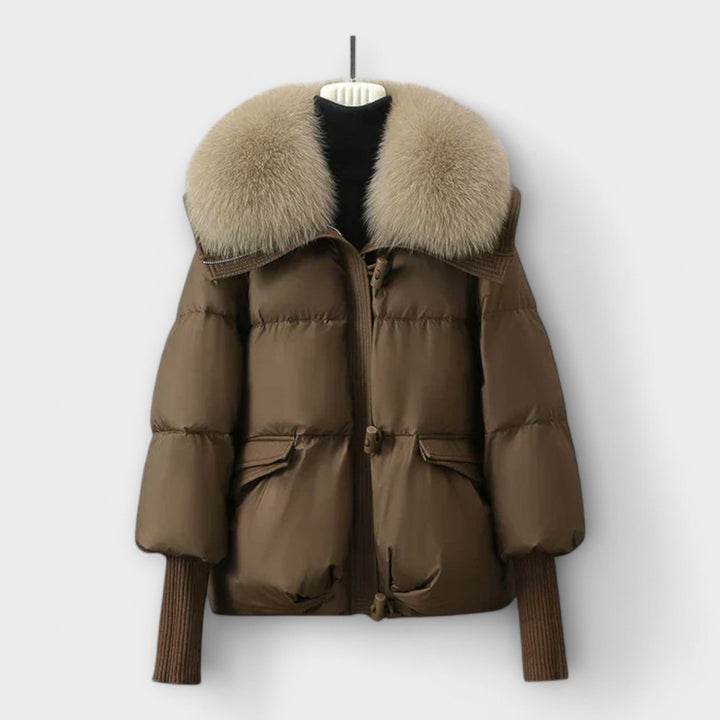Wenche – Elegant svart jakke med pelskant