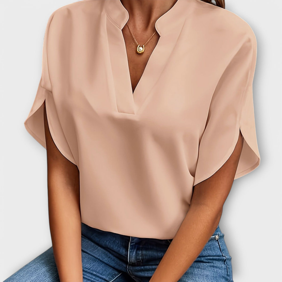 Tordis - Hvit lett bluse med V-hals