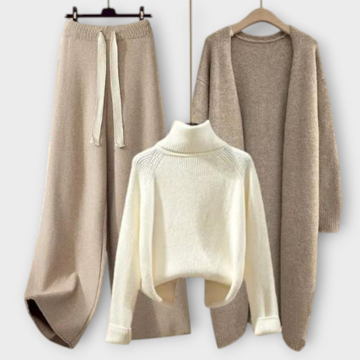 Kirsti - Beige tre-delt strikkesett