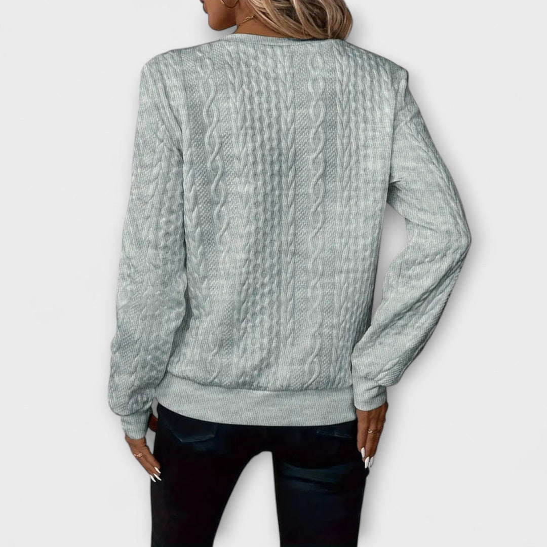 Wenche - Hvit elegant strikkegenser med flettemønster