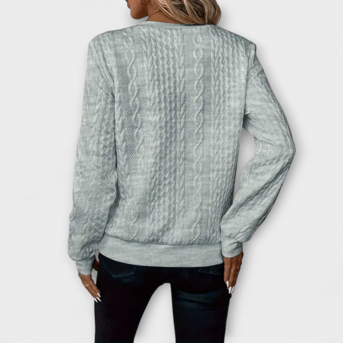 Wenche - Hvit elegant strikkegenser med flettemønster
