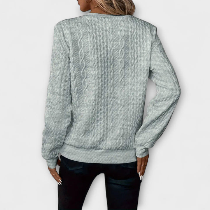 Wenche - Hvit elegant strikkegenser med flettemønster