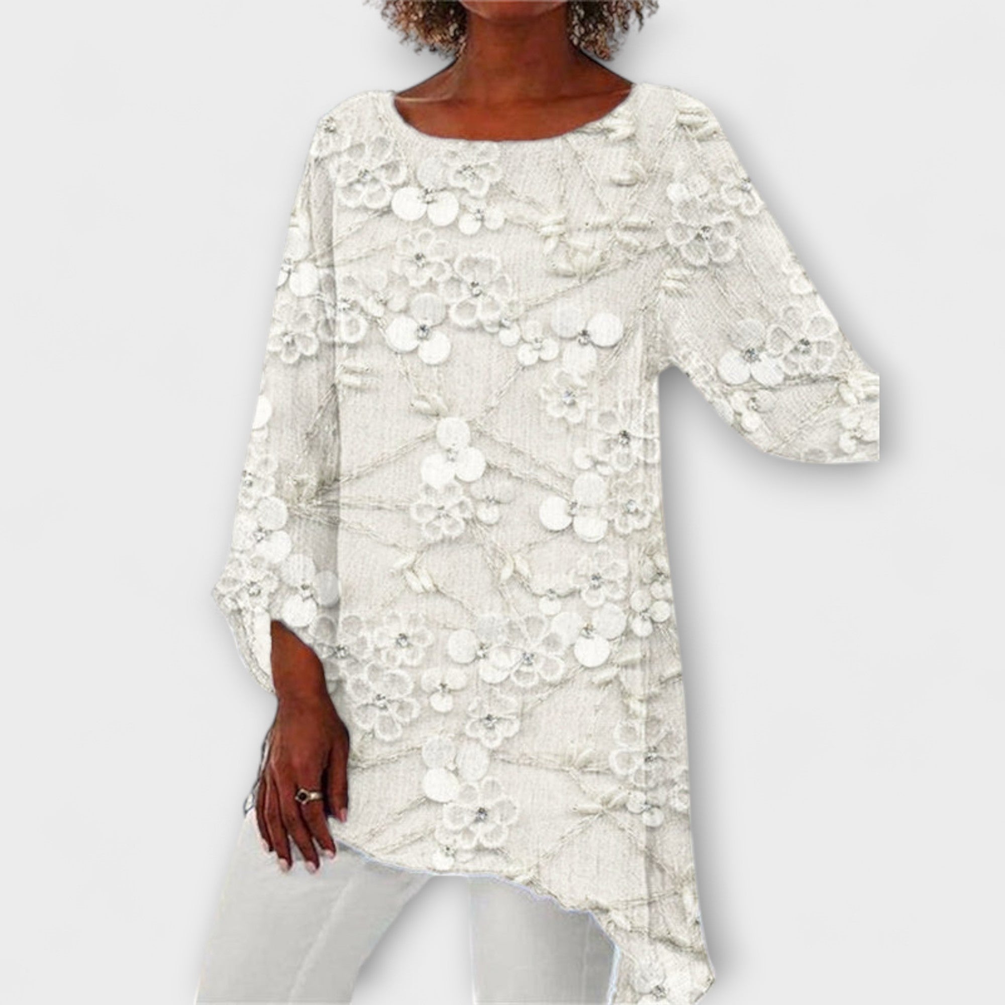 Ingunn - Beige Bluse med blomsterinspirert krystallmønster