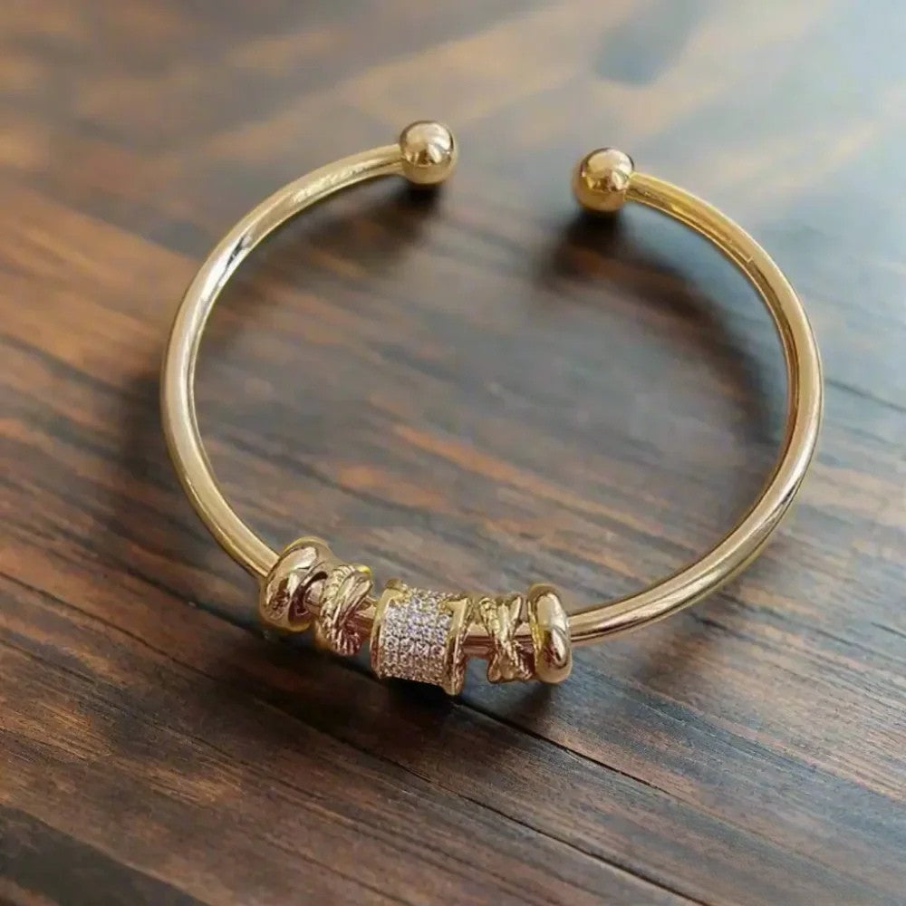 Ingrid-Marie - Justerbart armbånd med gullfargede anheng