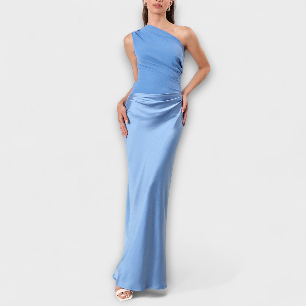 Petra - Elegant brunt én-skuldret plissert lang kjole