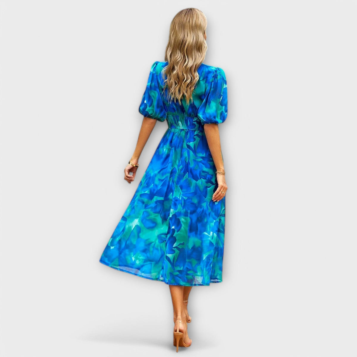 Idunn - Blå knelang kjole med blomstermønster
