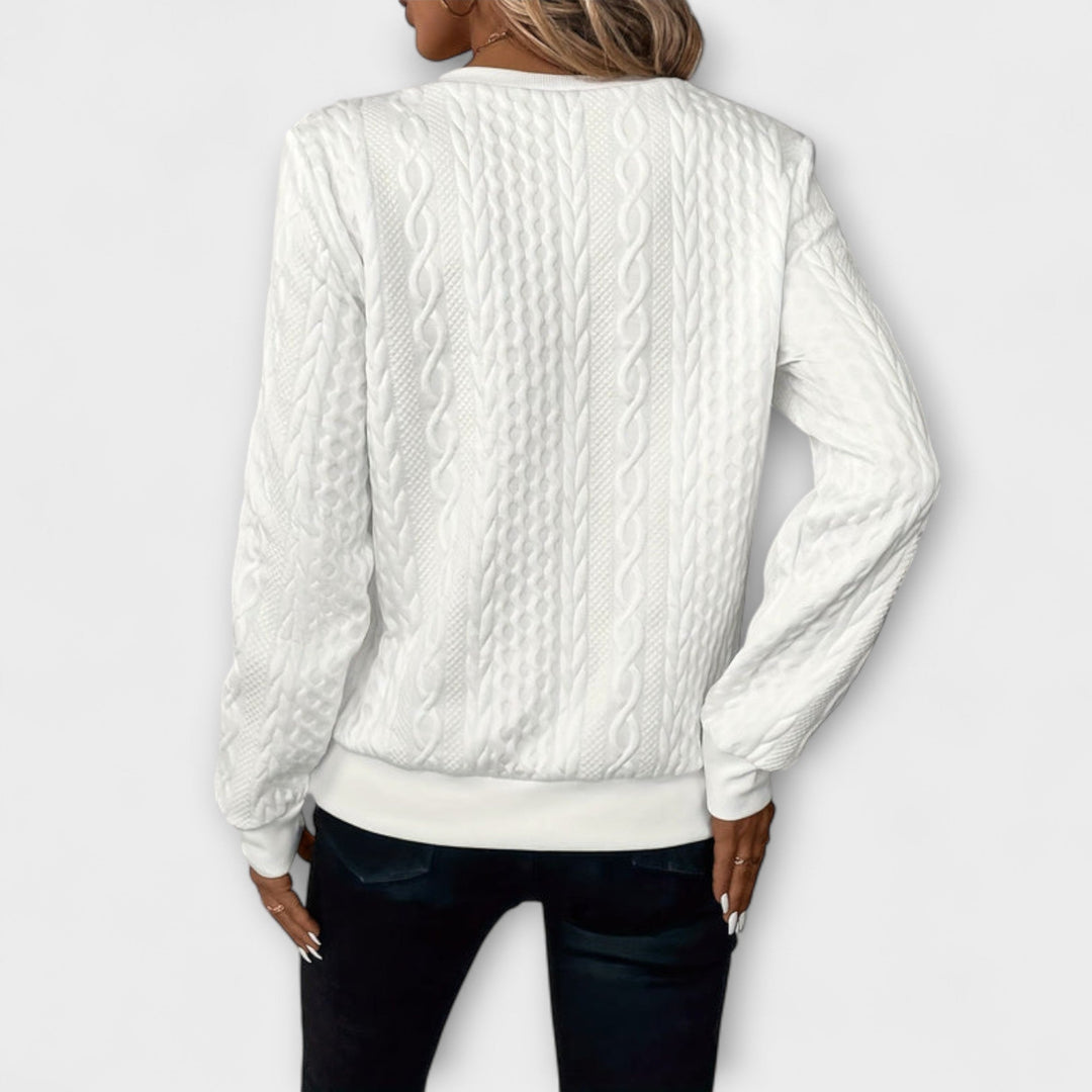 Wenche - Hvit elegant strikkegenser med flettemønster