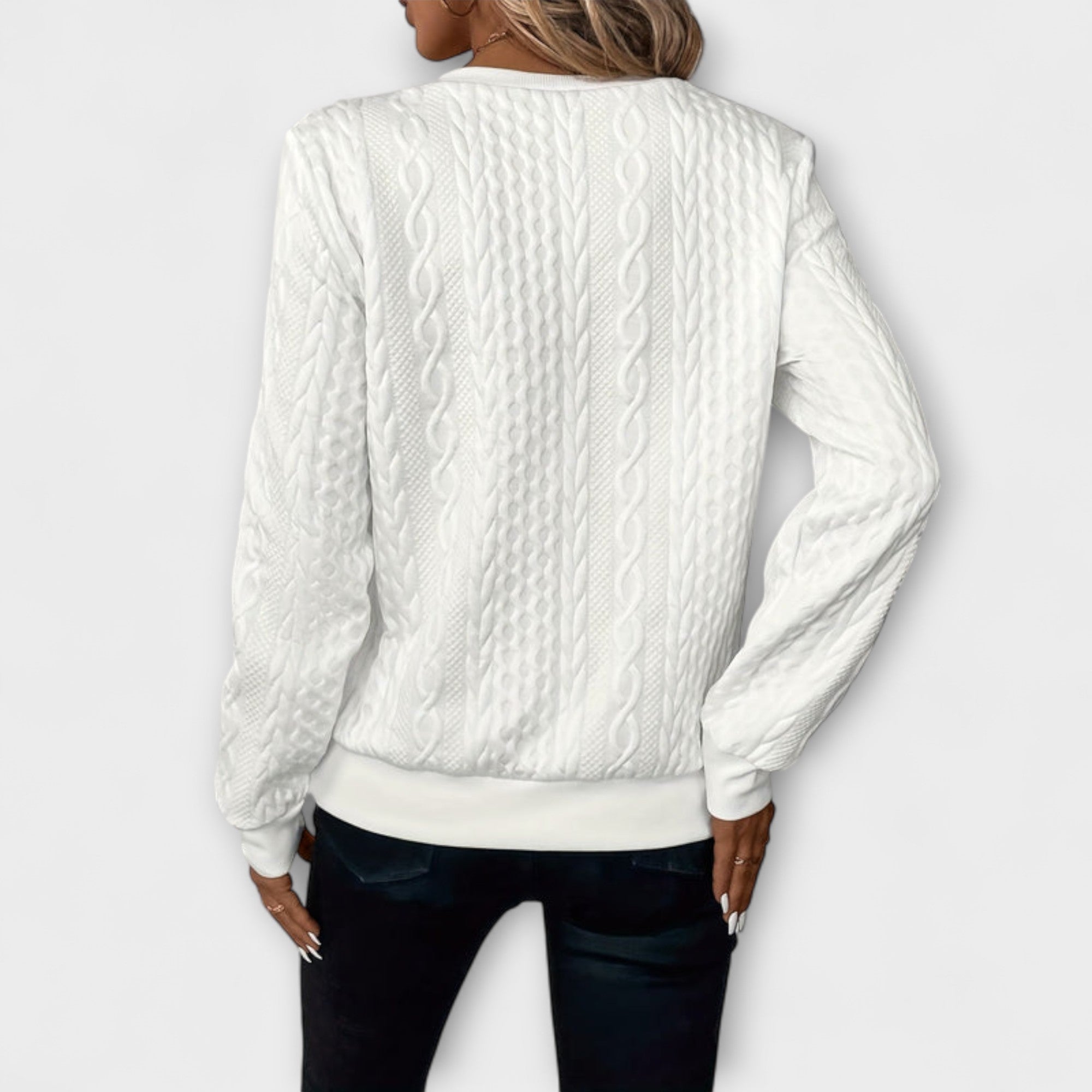 Wenche - Hvit elegant strikkegenser med flettemønster