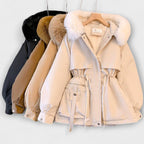 Hanne - Beige elegant vinterjakke med pelskrage