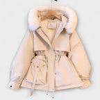 Hanne - Beige elegant vinterjakke med pelskrage