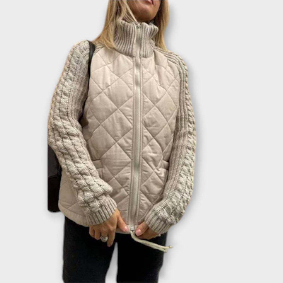 Guro - Beige Høyhalsjakke med stepp- og Strikkemiks