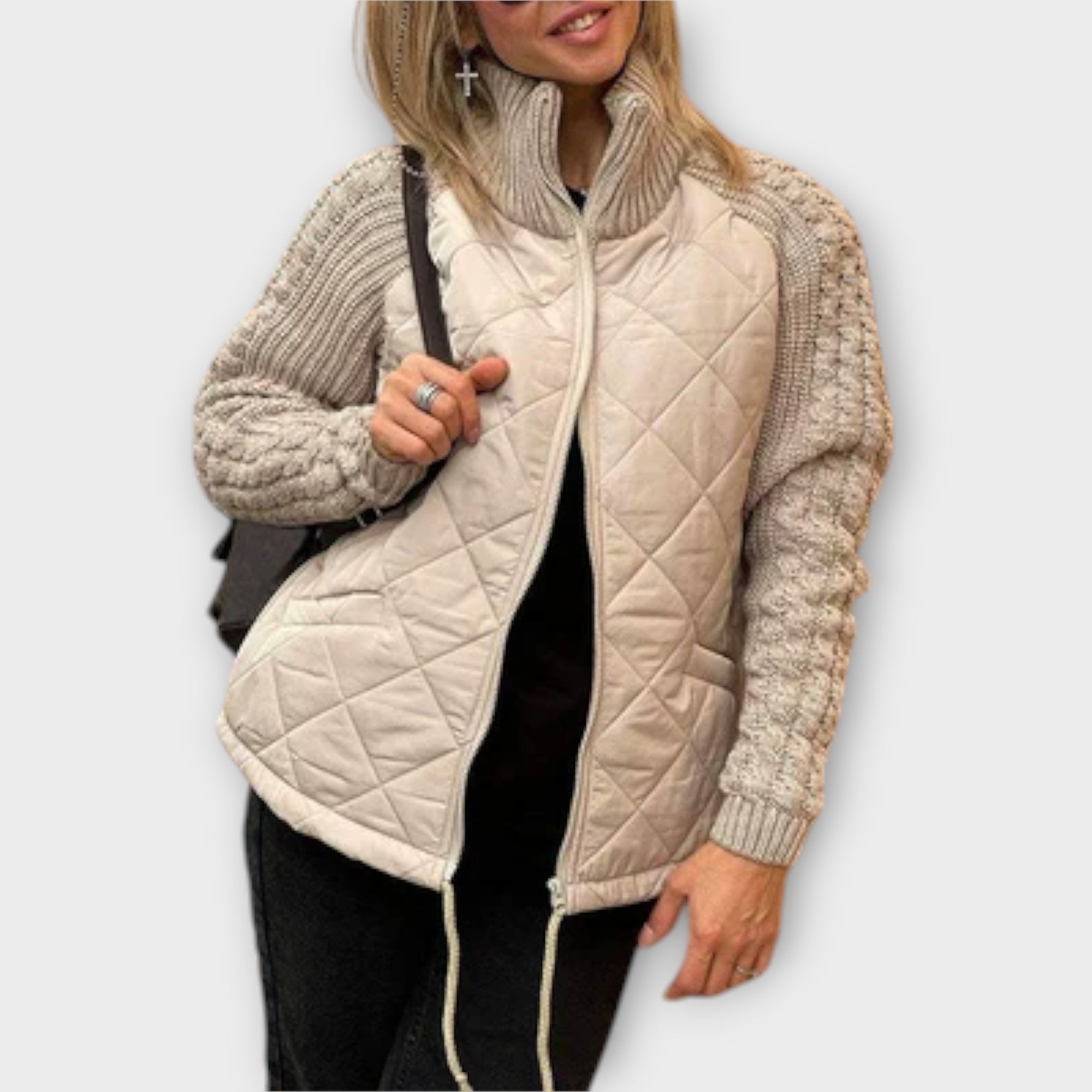 Guro - Beige Høyhalsjakke med stepp- og Strikkemiks