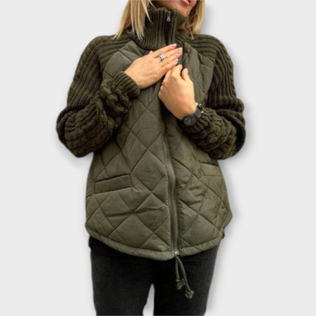 Guro - Beige høyhalset jakke med vattert og strikket miks